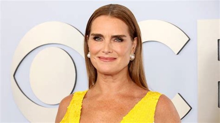Brooke Shields says she ran 'butt naked' from college boyfriend Dean Cain's dorm room after losing h ·