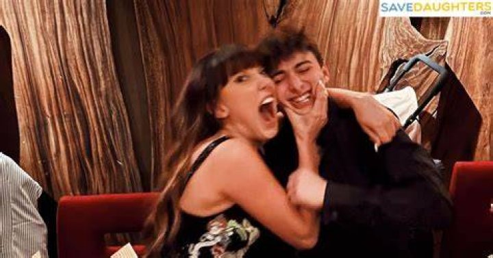Who Is Noah Schnapp Dating? Who Is Noah Schnapp Girlfriend? ·
